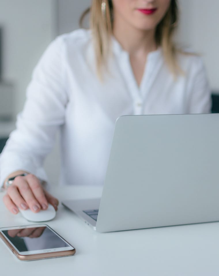 woman accessing online virtual addiction counselling