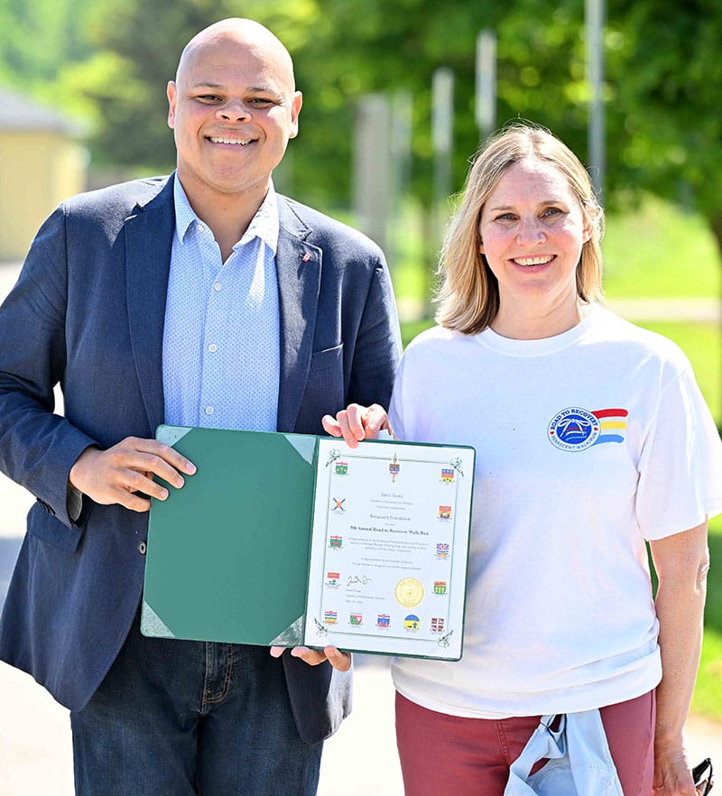 Member of Parliament for Durham, the Honorable Jamil Jivani, presents Laura Bhoi, CEO, Renascent, with a Letter of Congratulations for the organization’s long-standing commitment to treating people with substance use disorders.